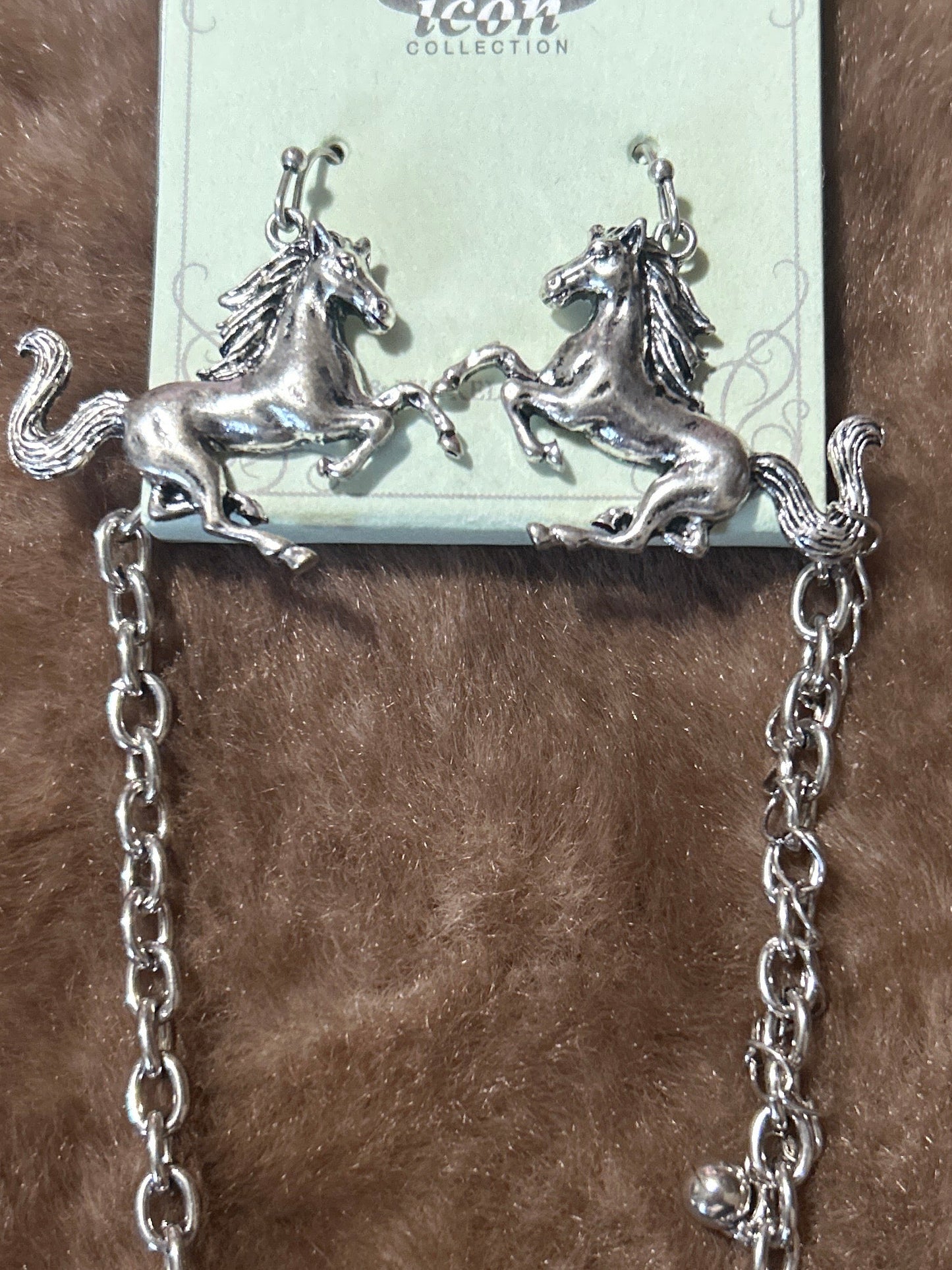 Horse pendant set